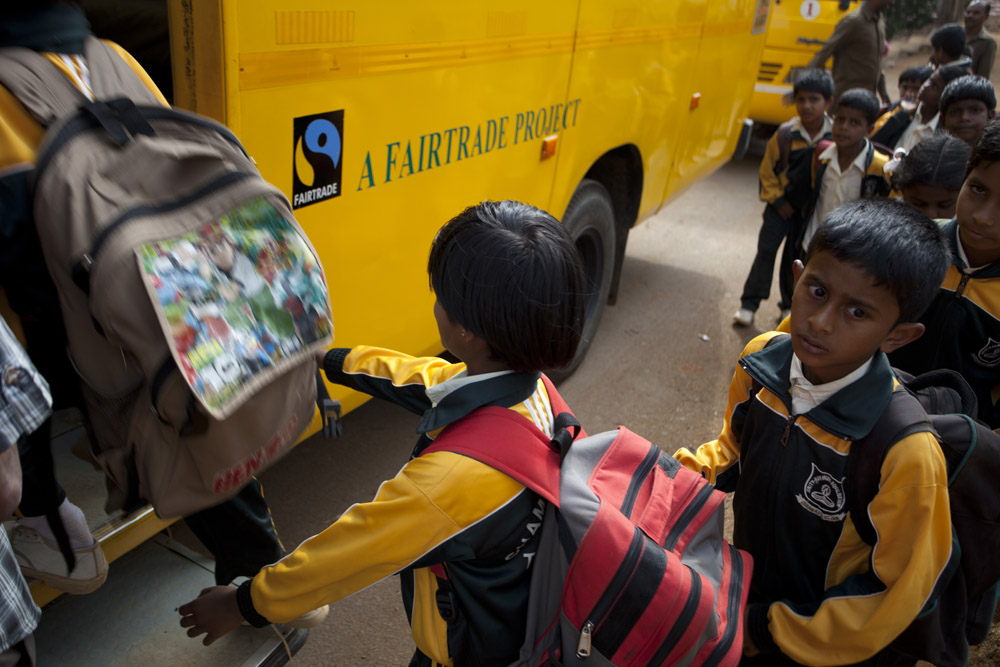 bambini che salgono su pullman