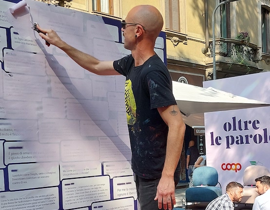 Daniele Tozzi mentre dipinge