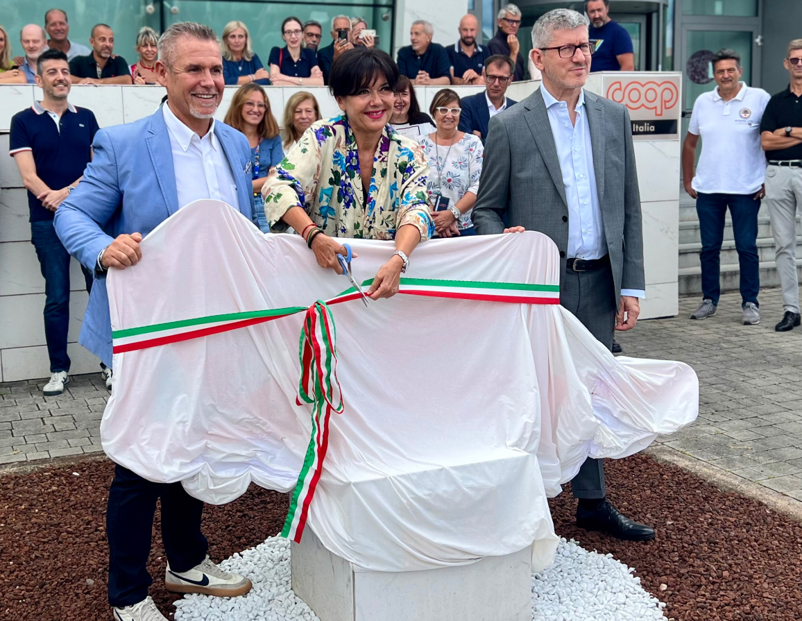 taglio del nastro inaugurazione della scultura